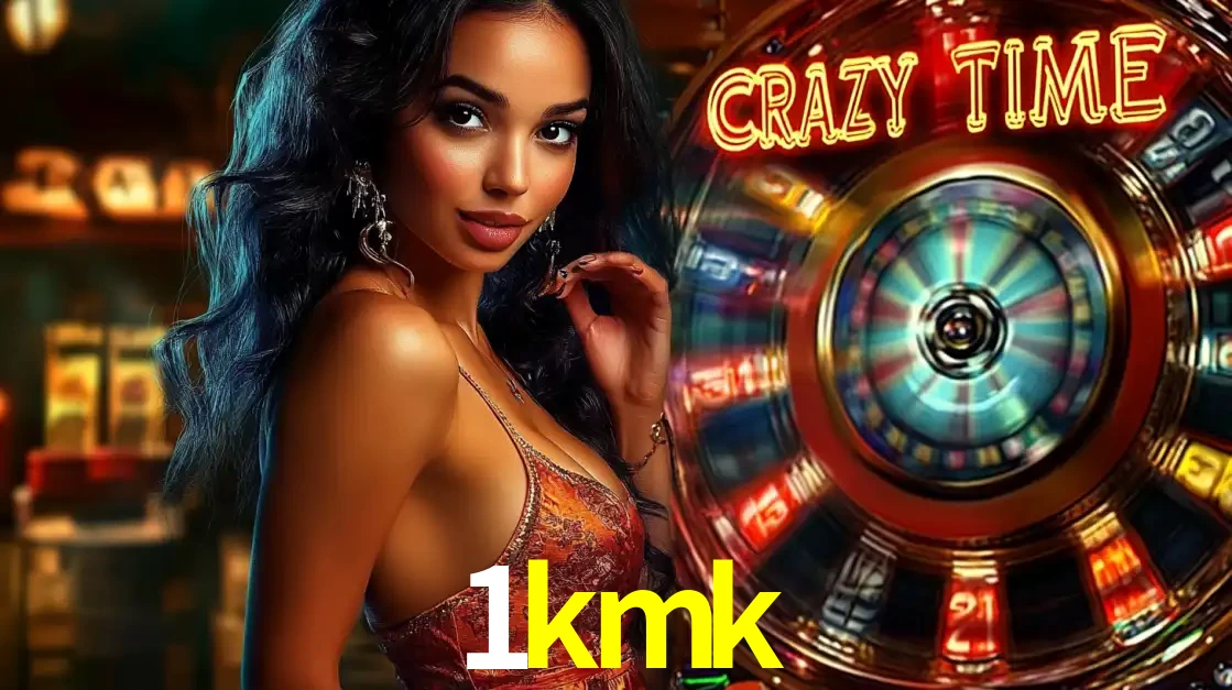 Mulher elegante ao lado da vibrante roda da fortuna do jogo de cassino ao vivo Crazy Time, um dos game shows mais populares e cheios de prêmios do 1kmk.